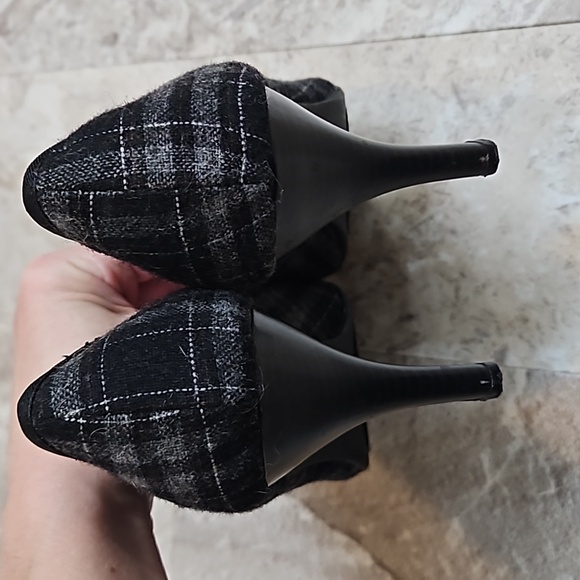 Apt. 9 Heels. - Picture 3 of 6